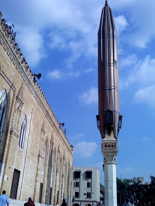 13:00、カイロで有名な、ハーン・ハリーリ市場へ。<br /><br />ここフセイン広場がハーン・ハリーリの入口です。<br />2009年、ここでもテロ爆発事件がありました。。