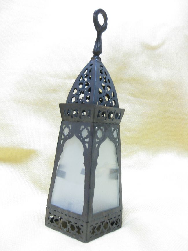 交渉が大変と聞いてたので、<br />日本から、3色ボールペンと扇子を持参して、<br />いざショッピングへ！！<br /><br />私の狙いは、ガイドブックで一目ぼれしたランプ♪<br /><br />残金が65エジプトポンドしかなかったので、<br />頑張って交渉しました。<br /><br />最初、180エジプトポンドと言われ、<br />有り得ない〜と言うと、おじさんも苦笑い。<br />ふっかけ過ぎだなって分かってるんですね（笑）<br /><br />計算機を片手に交渉して、<br />60ポンドまで下げてくれたけど、<br />トイレのチップ代もとっておかなきゃいけないし、<br />「50ポンドにして！」と言ったけどダメだったので、<br />お店を出るフリをすると、<br />おじさんは慌てて「いいよ、50ポンドで！」<br /><br />v(｀∀´v)作戦成功♪<br /><br />会計するときにおじさんに<br />「ボールペンちょうだい」と言われ、ハッと気付く私。<br /><br />交渉材料に持ってきた、ボールペンと扇子使ってませんでした。。<br />どうせいらないものだし、扇子をあげると、<br />すっっごい喜ばれました。<br />その笑顔をみて、いけるかなと思って、<br />「もう一個おまけして〜」と言ったら、<br />怒られて、帰れ！と（笑）<br /><br />その後も、スカーフ屋さんで、<br />10ポンドにしてって値切りすぎたら、<br />「go away！！」と超怒られました。<br />やりすぎはダメですねぇ((笑´∀｀))ヶﾗヶﾗ 