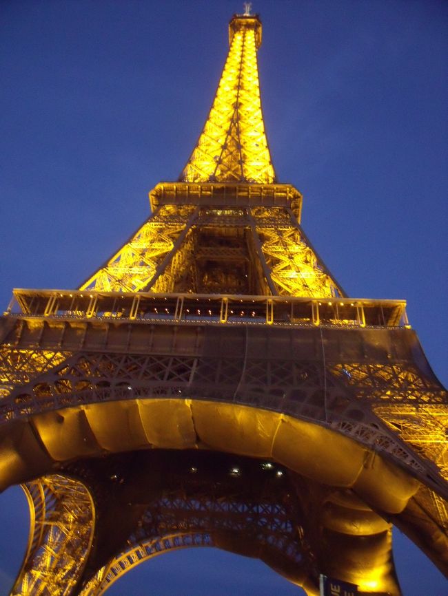 奇跡のメダル教会を後にして、夜景が綺麗になる時間まで、お食事して時間を潰すことにしました。<br />レストランを探すのもしんどいので、モンパルナスのレオンに！<br />その後、メトロにてエッフェル塔へ…<br />エッフェル塔前のバトーパリジャンならば日本語解説があるので、これに乗って、Teresaさんに大雑把なパリ見学をしてもらいます！