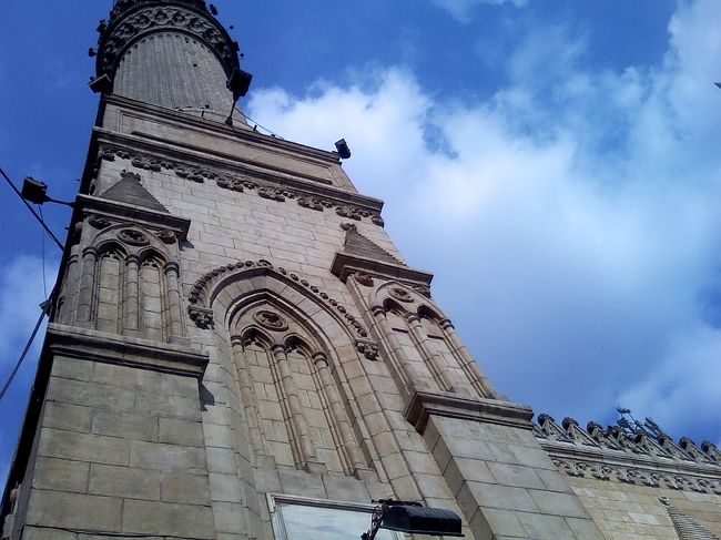 フセイン広場にぼ〜っと座ってたら、やってきました物売りさん。<br /><br />結構凝った銀細工のネックレスやブレスレットを持って、<br />はじめは「10ダラー」と言ってたのに、<br />無視してたら、最後は「2ダラー」になってました。<br /><br />値引き交渉は疲れるので、<br />ここに座って、興味を示さないフリをすれば、<br />勝手に値段を下げていくので、買い物が楽かも（笑）