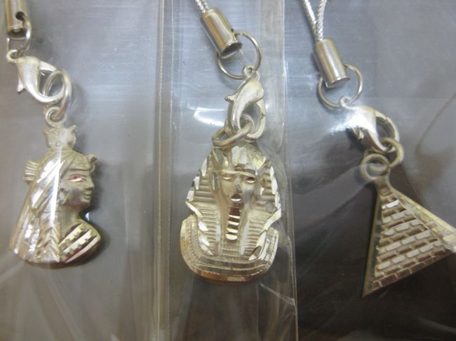 クレオパトラやツタンカーメンの目が<br />キラーンと光ります。