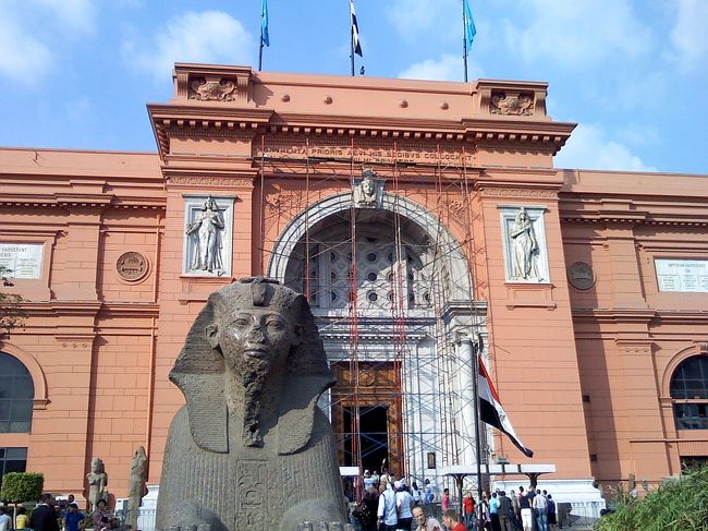 14:30、最後の観光へ。<br /><br />約20万点ともいわれる古代エジプト時代の遺物を収蔵する<br />「エジプト考古学博物館」へ。<br /><br />このピンクの建物、<br />吉村先生とか、世界ふしぎ発見とかテレビで見たことある〜♪<br />テンションが上がります☆<br /><br />ツタンカーメンの黄金のマスクや、キンキラの装飾品、<br />ミイラ、他にも教科書に載ってた展示物がたくさんあって、<br />見所満載です☆<br /><br />ミイラ室は別途100エジプトポンドだけど、<br />見る価値あります！<br />有名なファラオばかりで、ラムセス2世のミイラも見ました。<br />髪の毛や爪まで、本当に綺麗な状態でした。<br /><br />ホント楽しかった〜♪<br />もっともっとじっくり見たかったです。