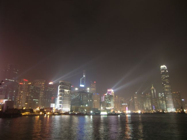 この日の夜もシンフォニー・オブ・ライツ鑑賞。<br />香港島のシーサイド・プロムナードから。<br /><br />個人的にはこちらからの鑑賞が好きですね。<br />音は聞こえませんが、尖沙咀側から見るより近距離で、ビルの高さを実感できます。<br /><br /><br />でも・・・、<br />日本の花火大会の方が何倍も素晴らしいと思ってしまうのは、やはり日本人だからでしょうか。