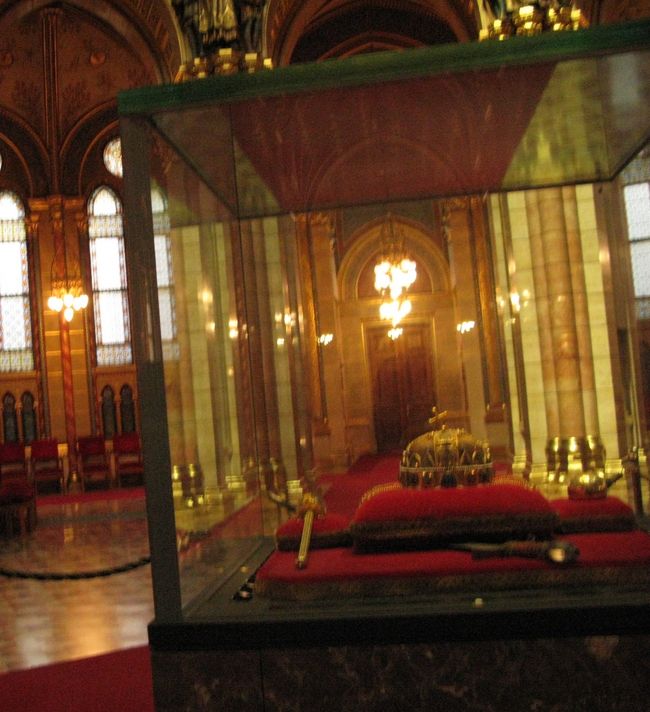 こんな感じで、国会の正面ロビーにガラスケースに入れて展示しています。