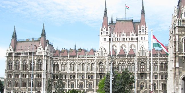 　議事堂を出て来ました。<br />も一度振り返ります。