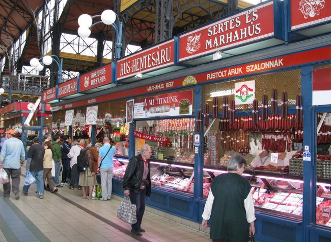 　中央市場に来ました。<br />ハンガリー最大の市場です。<br />１階が青果と精肉、２階が雑貨類でした。<br />　まだ午前の為か、人出はそれほどではありません。<br />地階が鮮魚売り場になってる事、今回旅行記作成の段階で始めて知りました。<br />見てません、残念です。