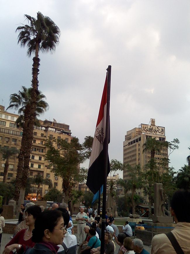 庭にあるエジプトの国旗を撮りたかったけど、<br />なびいてくれなかった〜。