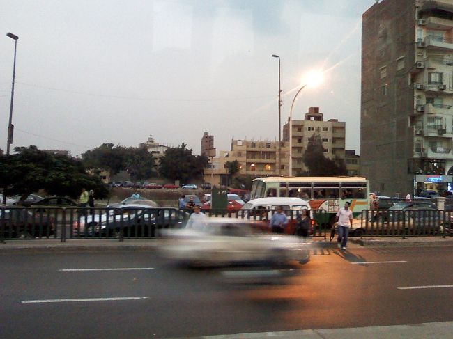相変わらずぴゅんぴゅん車が走ってるところを<br />横断する光景は面白いです。<br /><br />もうすぐ帰国なので、<br />カイロ名物を見納め〜（笑）