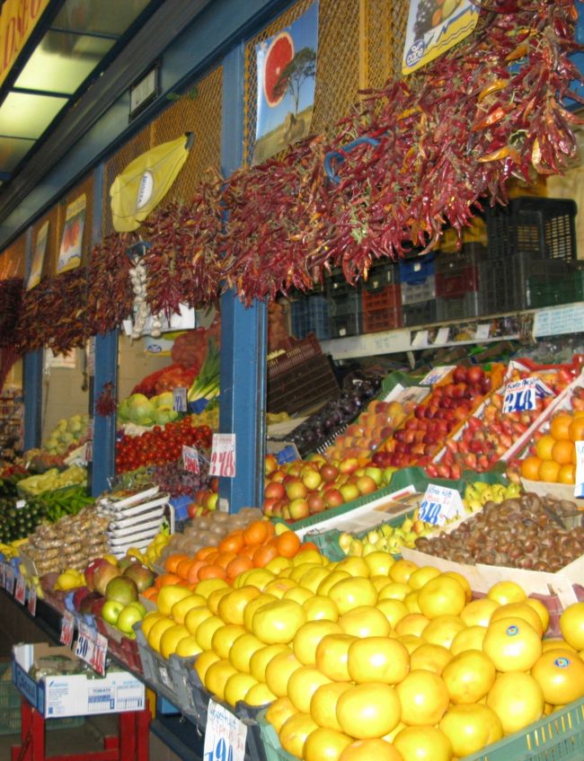 　青果店です。<br />上からパブリカを吊るしてます。<br />　<br />　これで今回の旅行は終了です。<br />まだ見たかった処は多々ありますが、予定通り夕刻の飛行機で日本に戻ります。