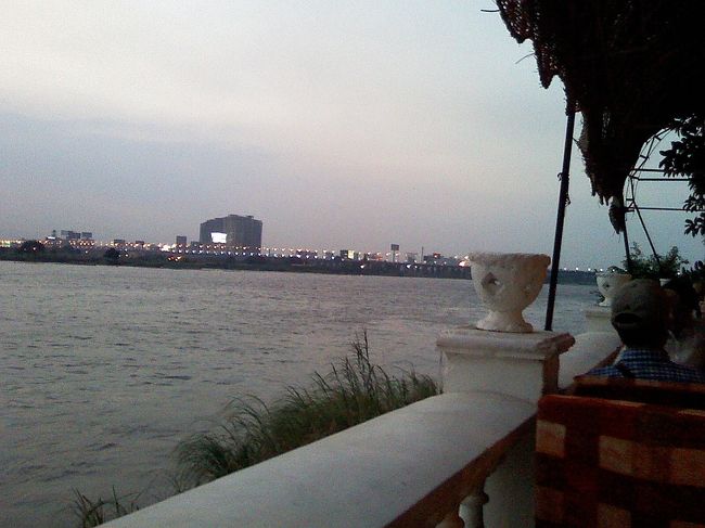 17:30、夕食。<br />ナイル川沿いの雰囲気がいいレストラン。<br />天蓋付きの個室みたいなところもあってステキでした☆<br /><br />