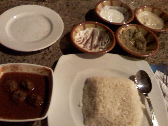 エジプト最後の食事は、ダウード・パシャ（ミートボールの煮込み）。<br />美味しいけど、この組み合わせ、<br />やっぱりもう飽きちゃった（笑）<br /><br /><br />奥にある前菜は、タヒーナの他に４種類ありました。<br />にんにくのペーストが美味しかった〜〜♪♪<br />タヒーナじゃなくて、これを初日から食べたかったなぁ（笑）