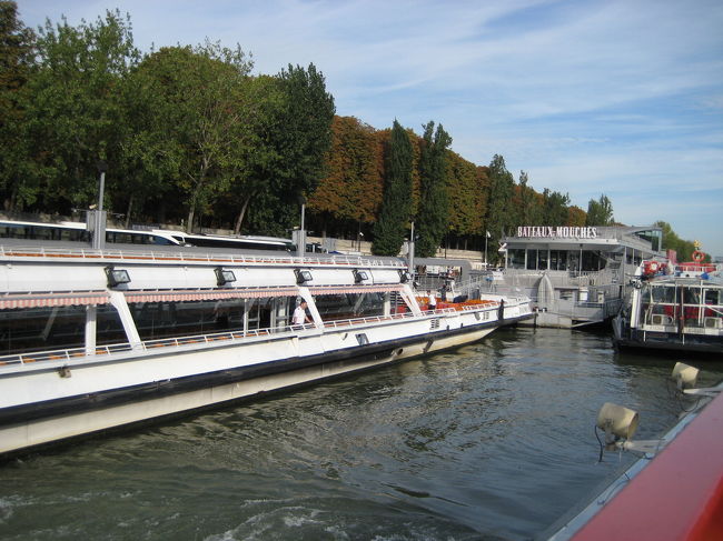 セーヌ河右岸のアルマ橋付近から乗船しました。１時間１５分程度のクルーズです。