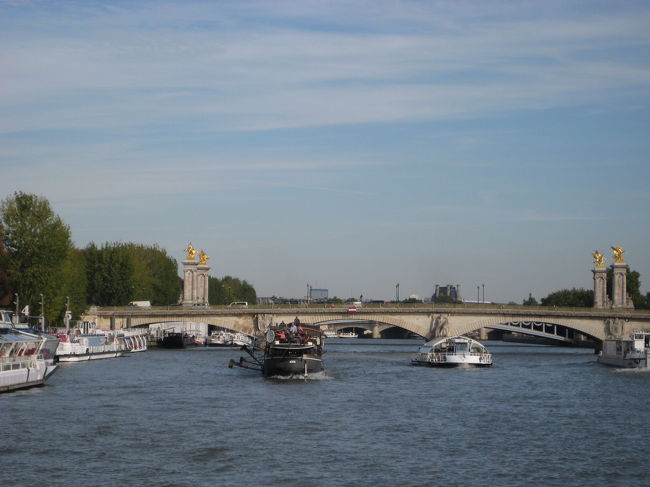 前に見えるのは、アレクサンドル３世橋です。