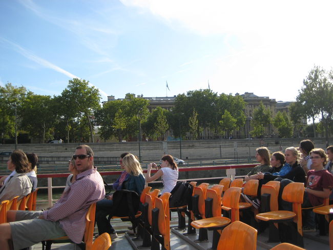 色々な国の人が乗っています。暖かいので、半袖の人もいます。風が心地良かった。