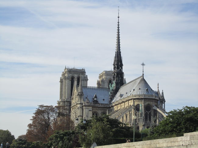 ノートルダム大聖堂の尖塔が青空にくっきりと見えます。