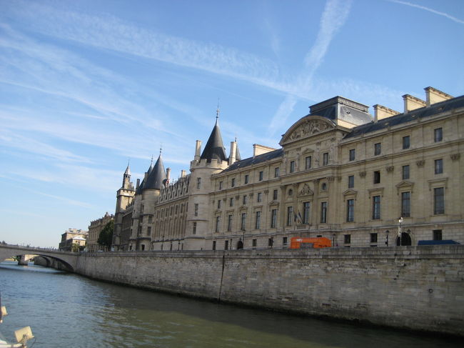 この建物はオルセー美術館です。駅舎を改造して美術館にしただけあって、随分長い建物です。