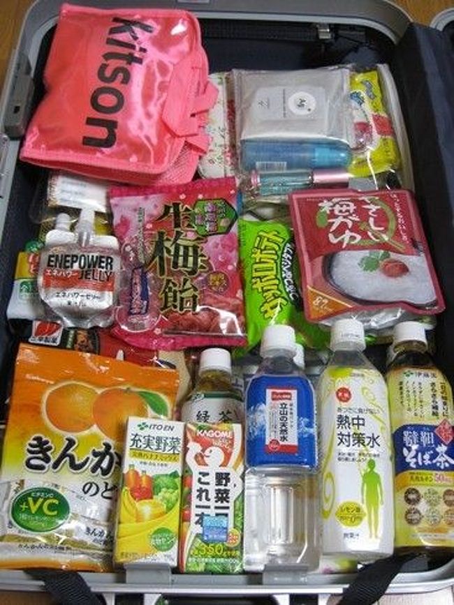 スーツケースの中身はこんな感じ♪<br />飲料水とお菓子を大量に持っていくから、<br />20キロの重量制限ギリギリで、焦りました=３<br />超過料金すごい高いし〜〜。。<br /><br />でも、関空のチェックインは結構適当に量ってたから、<br />2，3キロ超えてても大丈夫だったかも！？<br /><br />家出体重計に乗せて量ったり頑張ったから、<br />あとで、23キロまでOKって聞いてちょっとショックだった（笑）<br /><br />名古屋発だったから、関空までクロネコで送りました。<br />このチョイスは大正解♪