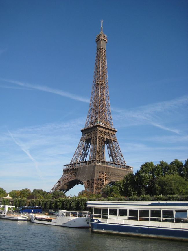 エッフェル塔にはつい、カメラを向けてしまいます。