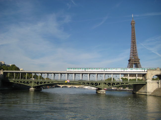 ビル・アケム橋の向うにエッフェル塔が見えます。この橋は２層構造になっており、１階が歩行者と車、２階部分をメトロ６号線が通っています。この橋からのエッフェル塔の眺めはすばらしいそうです。