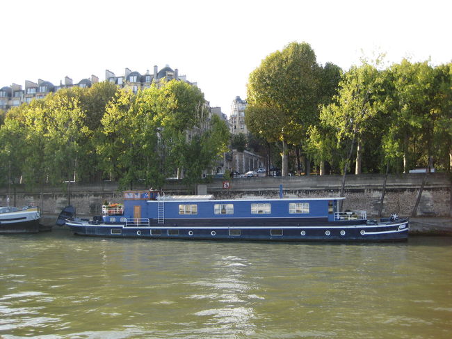 クルーズも終わりに近づきました。水上で生活する人の船だそうです。洒落たデザインです。<br />