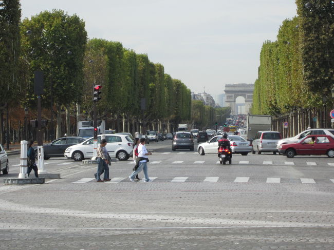 向うに凱旋門が見えます。