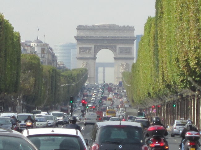 排気ガスで凱旋門がかすんで見えるような気がします。パリの街の印象ですが、目立ったのはタバコを吸っているいる人が多いことです。レストランは禁煙ですが、屋外のカフェは喫煙ＯＫで、やたら吸っている人が多い気がしました。横断歩道も青だからといって、悠々と渡れません。要注意！です。