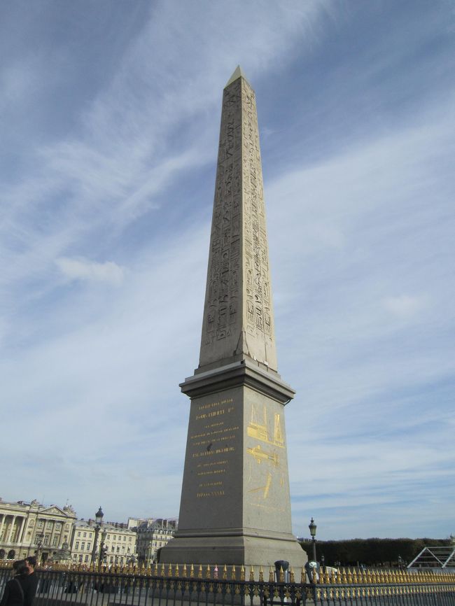 コンコルド広場です。コンコルドというのは、調和という意味だそうです。もともとは、ルイ１５世の騎馬像を置くために整備された広場だったが、フランス革命時に取り払われ、その代わりにギロチン台が置かれました。ルイ１６世、マリー・アントワネット等がここで処刑されたということです。