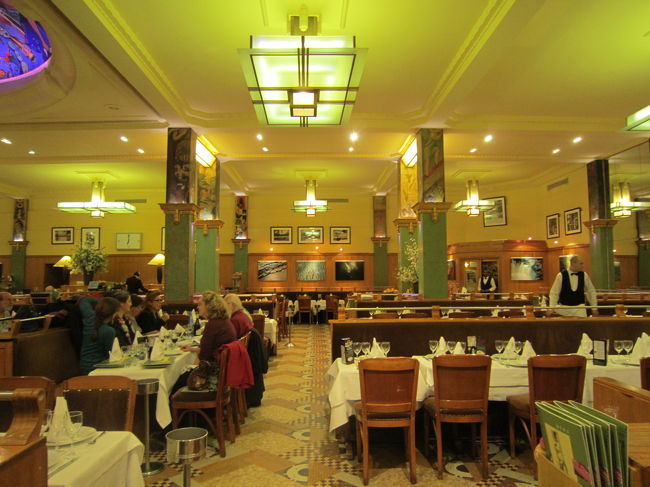 夕食は、評判のブラッスリー「ラ・クーポール」で。まだ、早い時間だったので、空いていましたが、帰るころは満員でした。