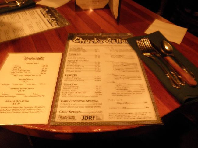 日本人と外国の方が半分くらいずつでした。<br />中ではピアノの演奏がされていて、なんだかいい感じです♪<br />店員さん、仮装してる方もいました♪<br /><br />メニューは日本語表記があります。<br />私は肉がダメなので、シュリンプソテーとビール。<br />友達はプライムリブのチャックスカットをオーダー。<br />サラダとスープは各自自由に取りに行きます。<br />付け合わせはライスかベークドポテト。<br />ベークドポテトのトッピングも選ぶ事ができます。