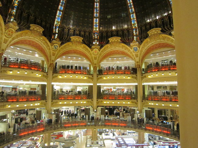 有名なギャラリー・ラファイエット（デパート）の店内です。