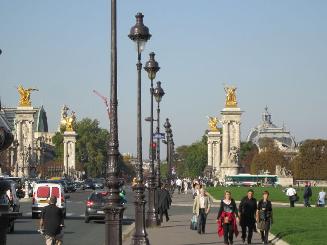 アレクサンドル３世橋を渡り、シャンゼリゼ通りを目指しました。