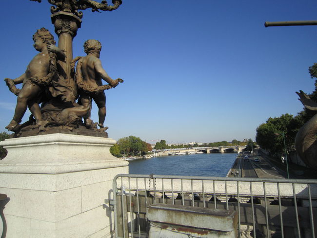 これは、アレクサンドル３世橋からのセーヌ河