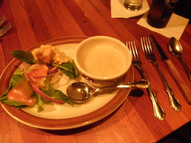 とりあえず、サラダとスープをとってきました。<br />サラダはいろいろ種類があってドレッシングもいろいろ種類がありました。<br />スープはコーンのみでした。<br />あと、パンもありました。<br /><br />