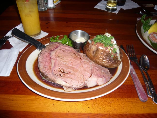 プライムリブ。<br />ここはこれが有名なんですよね♪<br /><br />すごいボリュームです！！一応焼き方聞かれていたけど…<br />レアに見える（笑）きっと一番美味しく頂ける焼き方なんだろうな〜♪<br /><br />友達が言うには『ものすごく美味しい！！』そうです★<br /><br />本当はアロハストリートの無料デザート進呈クーポンでデザートを食べる予定だったんですが、二人とも食べられずクーポンは使用しなかったのです。<br /><br />どんなデザートだったのか気になるところです。