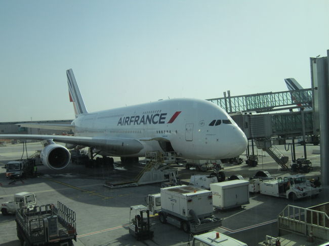 エアバスＡ３８０に乗り込みました。揺れが少なく快適でした。５３８席のエアバスが、ほぼ満席でした。早くなったということですが、成田まで約１１時間４０分はやはり、長いです。