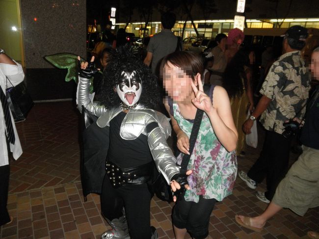 そこら中で写真大会です！！<br /><br />こんなに小さな子まで…<br />とてもかわいい☆<br /><br />ちなみに…DFSまで10分くらいでつくんですが、この日は3倍以上時間がかかったような…（笑）<br />とにかくお祭り騒ぎ！！<br />車運転してる人も仮装してます☆