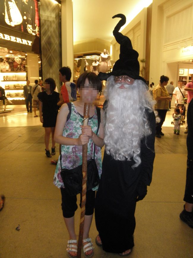 他にもアバターとかマリオの仮装とか…いろいろいました♪<br />アバターは人気で、一緒に撮る事はできませんでした；<br /><br />この日は夜遅くまでにぎやかでした。<br /><br />次ハロウィンの日のハワイにいつ来れるか分からないけど、次この日にくる事ができたら私も仮装してみたいな〜なんて思いました★