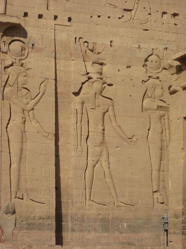 この塔門はかなり大きいです。<br />イシス神殿はイシス神がホルス神を生んだ島でもあり、至る所にそのレリーフがある。
