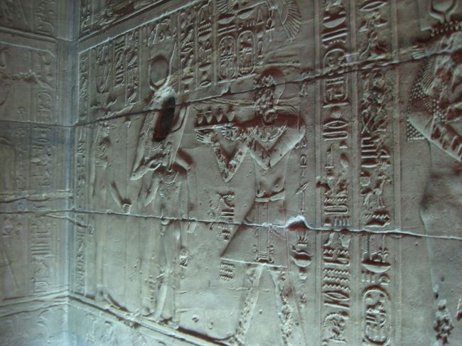 内部のレリーフも見応えあります。<br />神に捧げものをしてますね、
