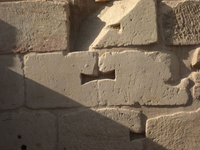 石と石をつなぐリボン型の堀り堀り。