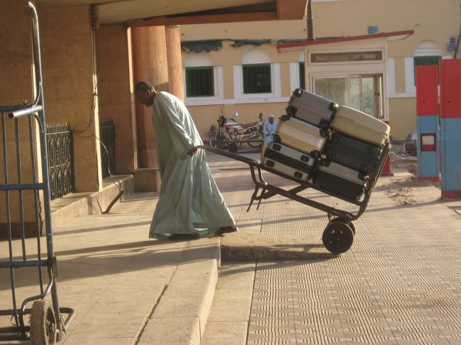 アスワン駅に着きました。ここからナイロエクスプレスに乗るのです。<br /><br />おじいちゃんがスーツケースを運んでくれます。アリガトウ。