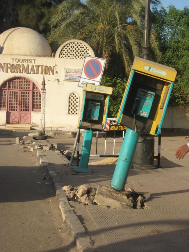 駅前の公衆電話。<br /><br />使えるのかな。。。（笑）