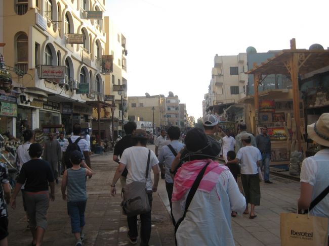 列車の時間まで余裕があるので、アスワンスークをブラリ。<br />