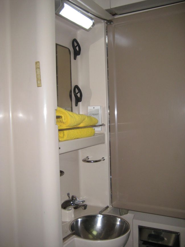 座席の向かいに流しがある。<br />水は出るのだが、ちょろちょろしかでない。<br /><br />ミネラルウォーターを買っていたので不便はないね。