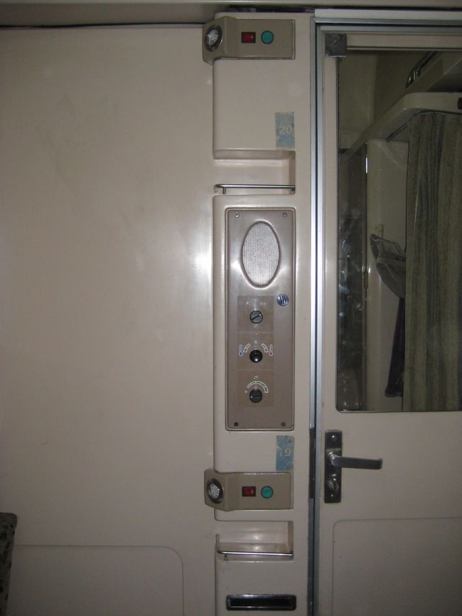 入り口付近ライトや車掌呼び出しスイッチなどがついてる。<br />