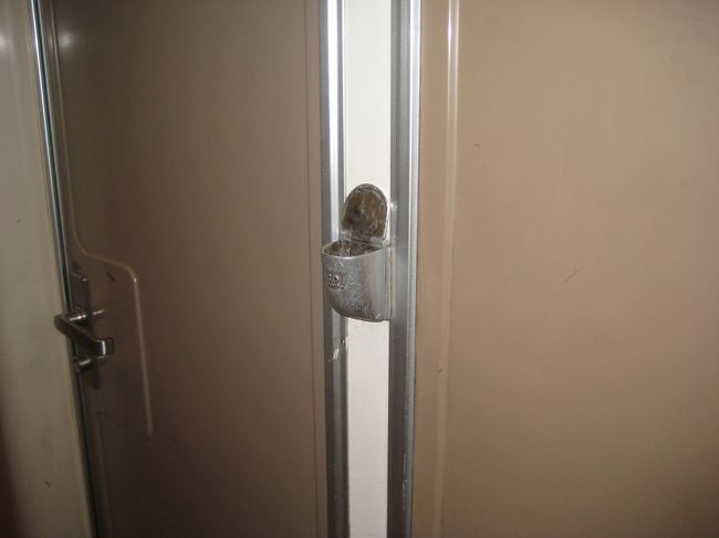 部屋と部屋の扉の間に灰皿がおいてある。<br />室内は禁煙なので、タバコは通路でお願いしますネ。