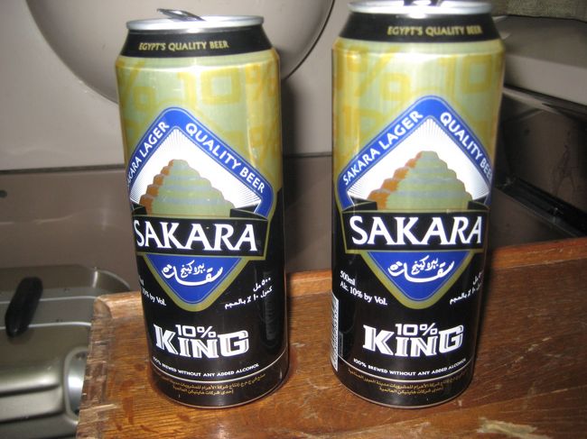 さあ、出発しました！<br />サッカラビールで乾杯！！<br />なんか、いつも飲んでるサッカラビールと違うな、とまあ気にせず飲んでいたのだが。。。<br />！！！<br />このサッカラビール　アルコール10％だ、、、！！！<br />よくよくみると「KING」と書いてある（笑）<br />（ふつうのサッカラは「GOLD」と書いてあるしアルコールは4〜5％なのね）<br /><br />結構酔います〜。<br /><br />