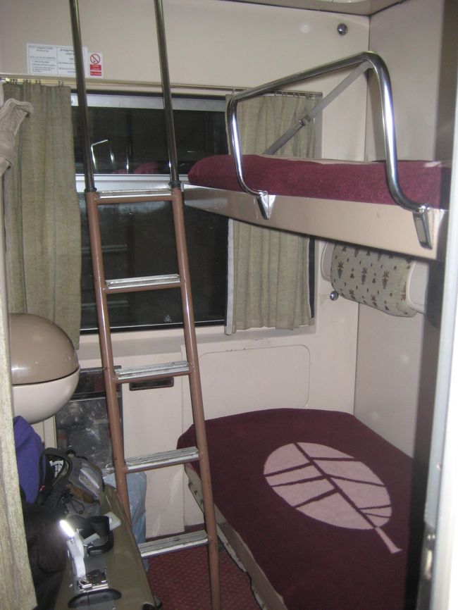 夕食後は車掌さんがベッドを作ってくれます。<br />というかご飯も全〜部、車掌さん一人でやってくれるのです。<br />車掌さんは車両ごとに1人いるのですよ。<br />とてもいい人でした！<br /><br />その後バー車両にいって、ツアーの人たちと軽く飲みました〜♪