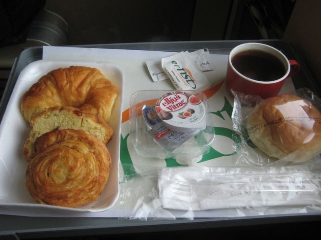 朝食は、パンとコーヒー。