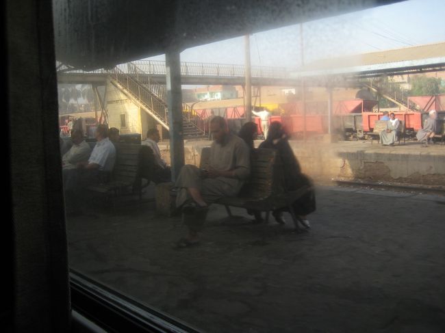 どこかの駅を通過していきます。